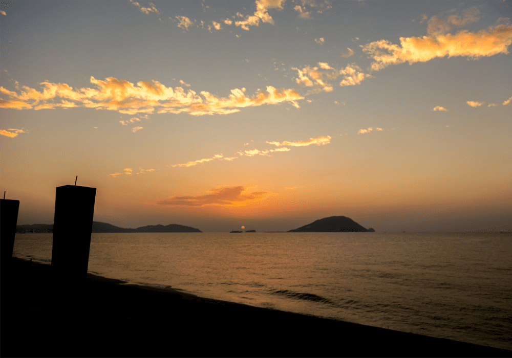 志賀島の砂浜から一望できる夕焼け